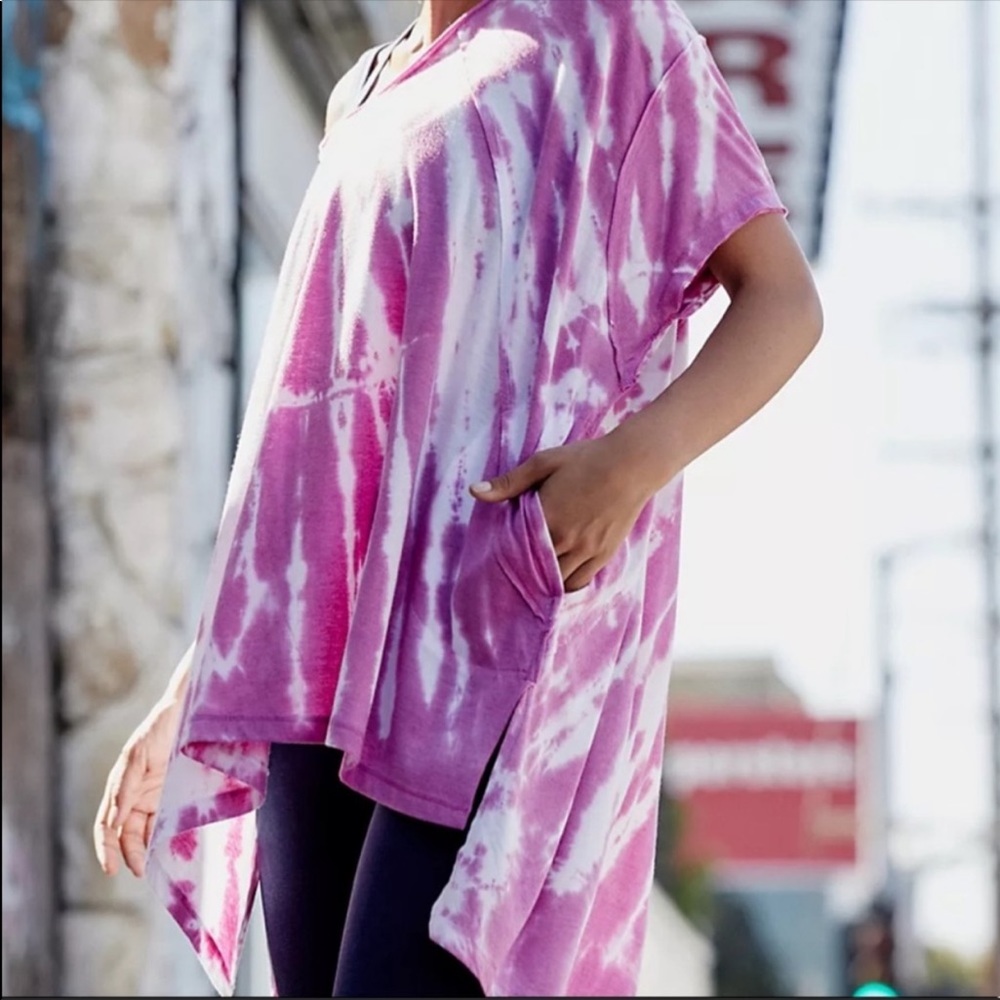 Free people, city vibes, oversized tee.